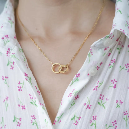 Urso com rosa rotativa e colar personalizado com nomes