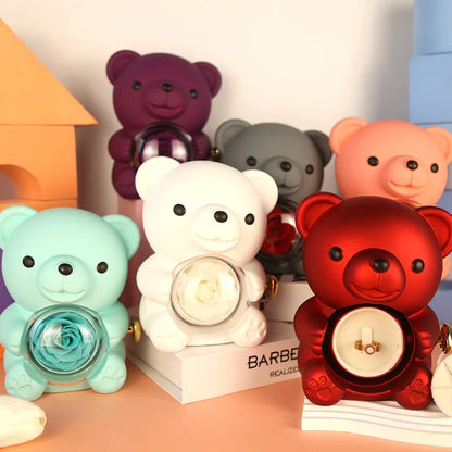 Urso com rosa rotativa e colar personalizado com nomes